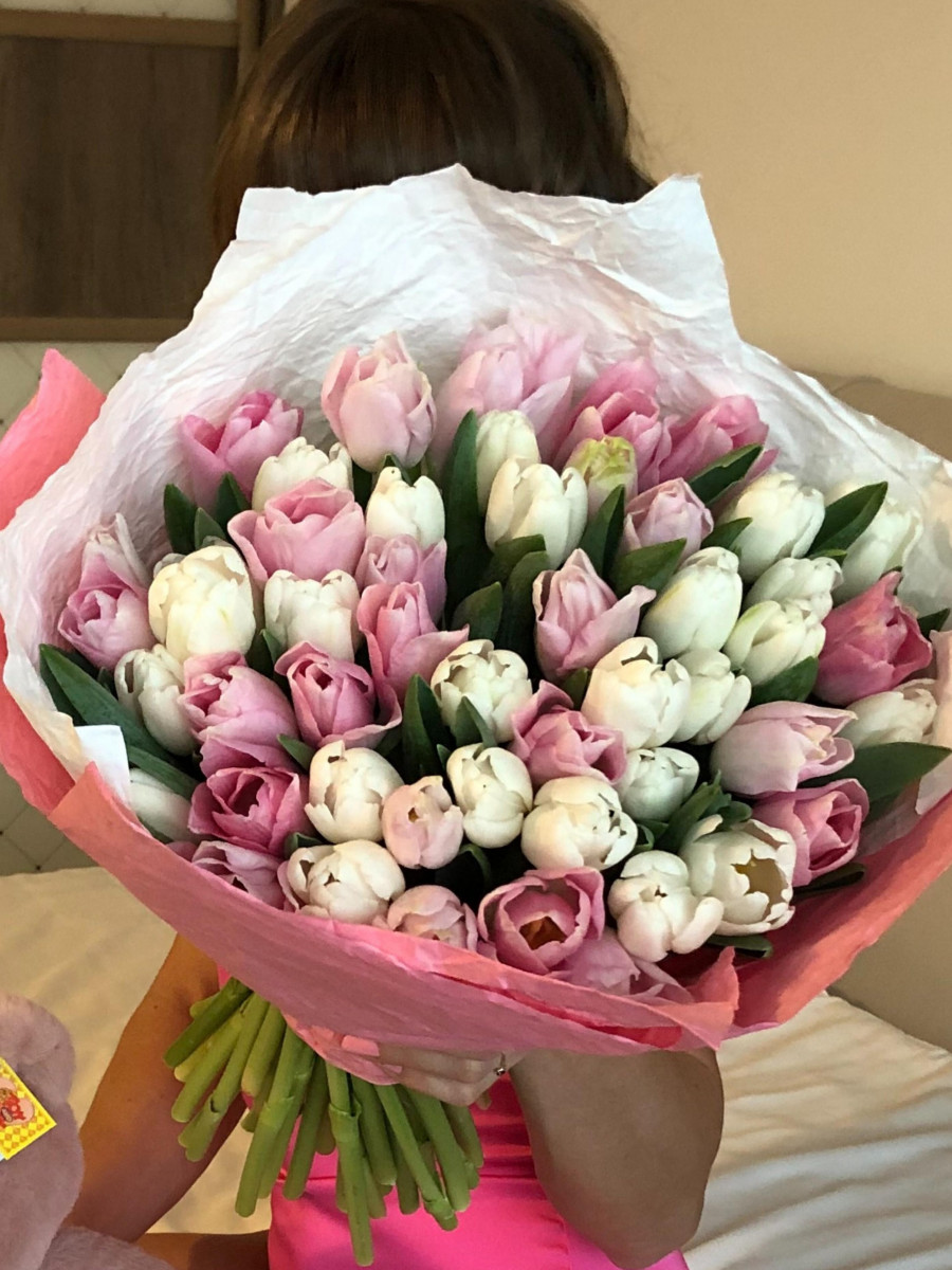 Букет из белых и розовых тюльпанов "Розовый рассвет"
