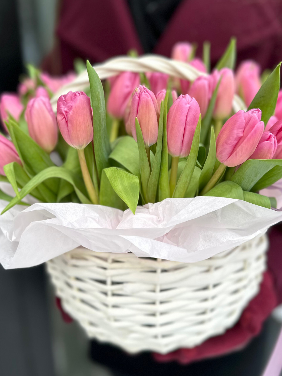 Корзинка из тюльпанов сорта Линкольн (Lincoln) "Подарок амура"