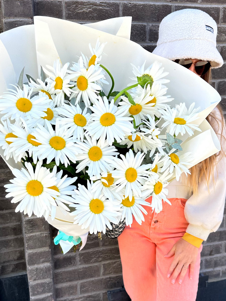 Букет из крупных ромашек "Лето"