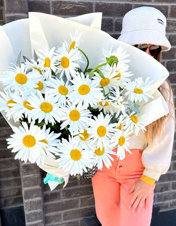Букет из крупных ромашек "Лето"
