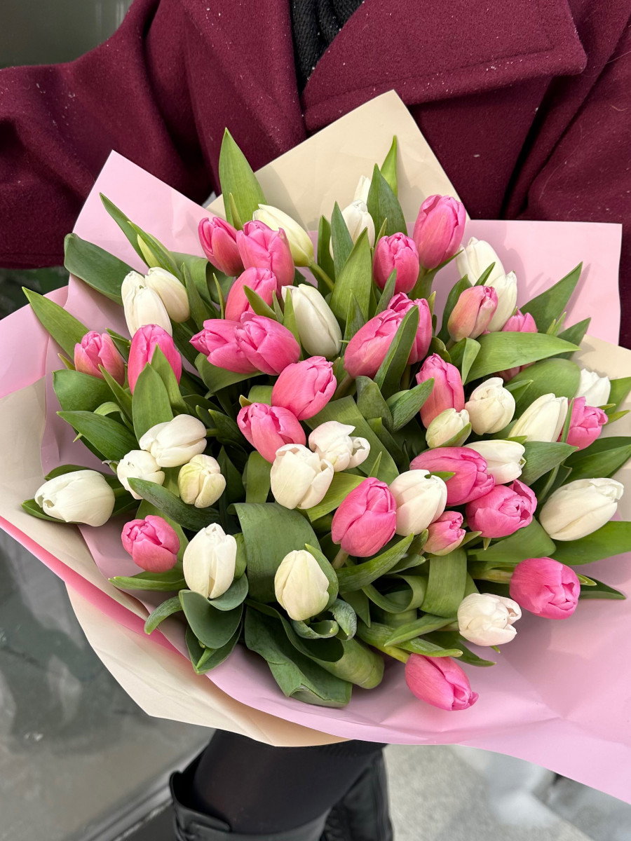 Букет из белых и розовых тюльпанов "Всплеск нежности"