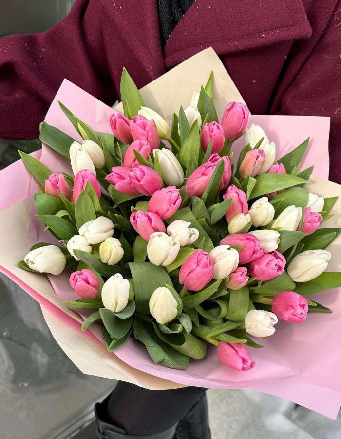 Букет из белых и розовых тюльпанов "Всплеск нежности"