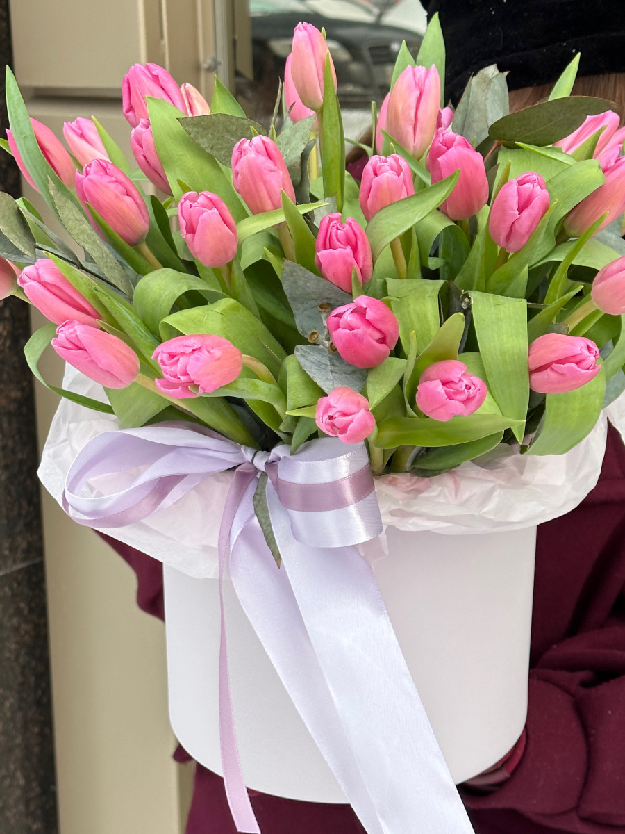 Коробка с розовыми тюльпанами "Нежное утро"