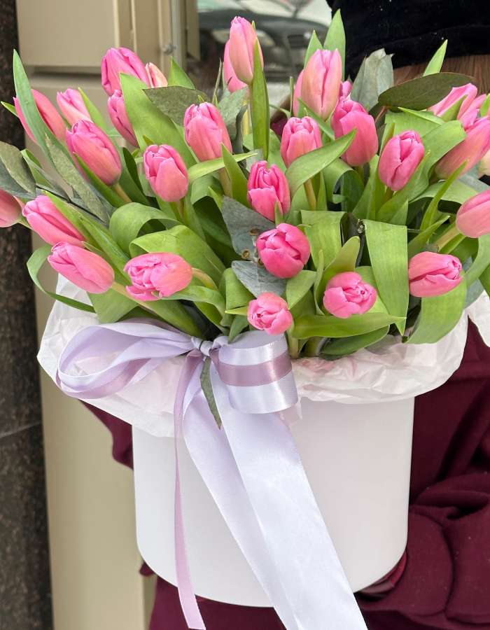 Коробка с розовыми тюльпанами "Нежное утро"