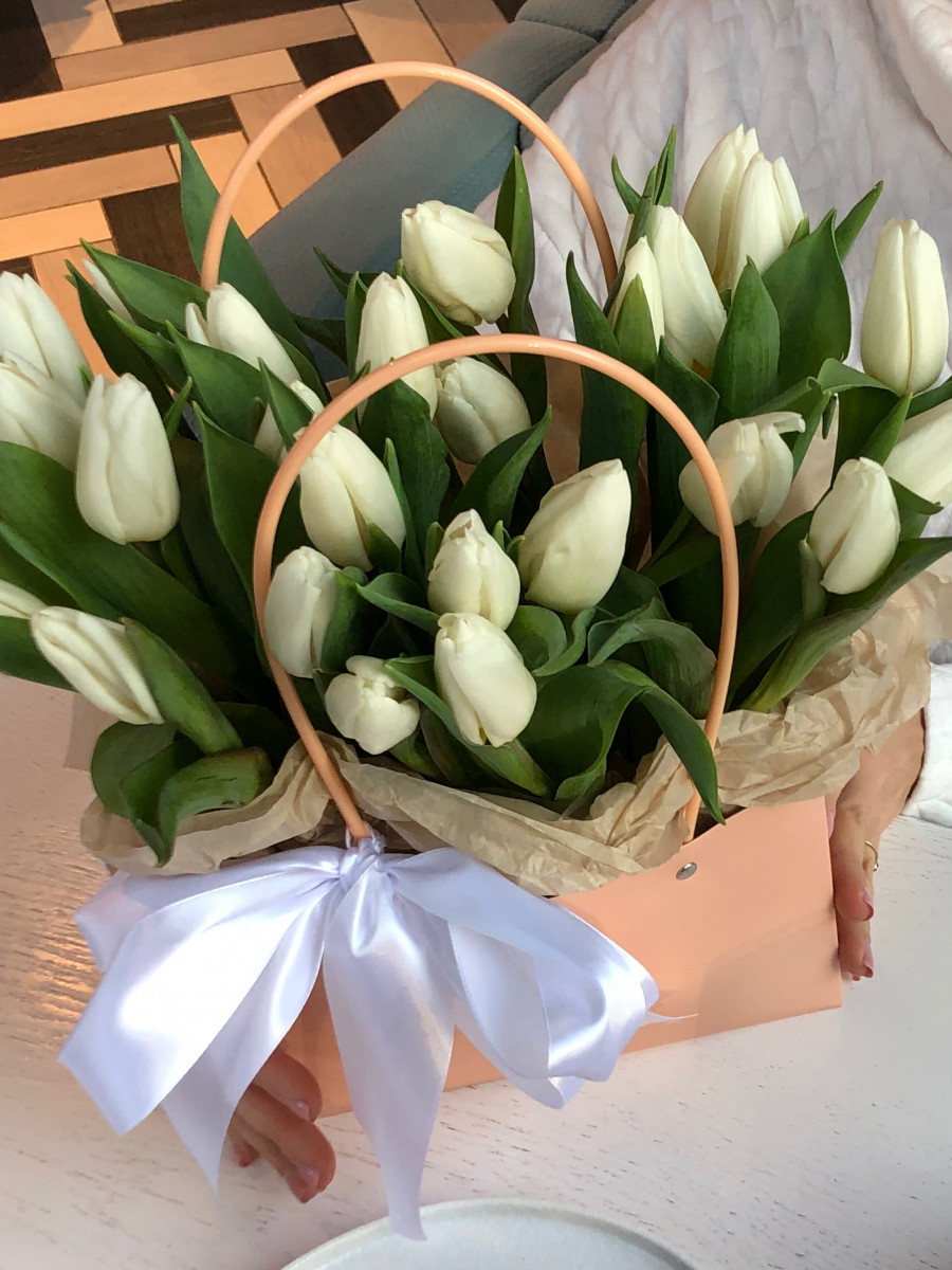 Сумочка из белых тюльпанов сорта Вайт Мастер Весеннее очарование