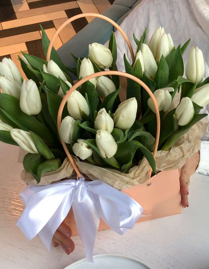 Сумочка из белых тюльпанов сорта Вайт Мастер Весеннее очарование