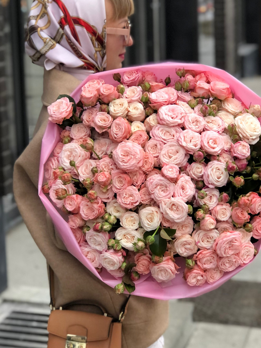 Букет из кустовых роз сорта Мадам Бомбастик "Цветочный витраж"