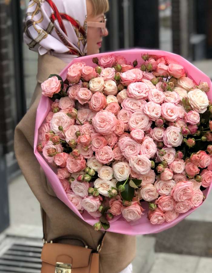 Букет из кустовых роз сорта Мадам Бомбастик "Цветочный витраж"