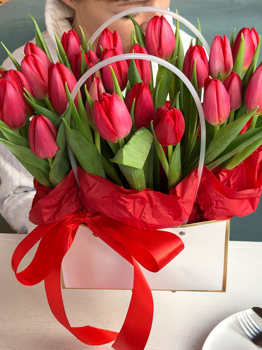 Сумочка с красными тюльпанами сорта Рэд Стоун "Воздушный поцелуй