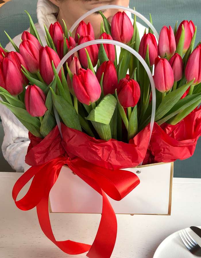 Сумочка с красными тюльпанами сорта Рэд Стоун "Воздушный поцелуй