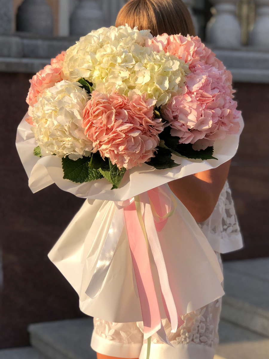 Букет из белых и розовых гортензий "Проникновенность"