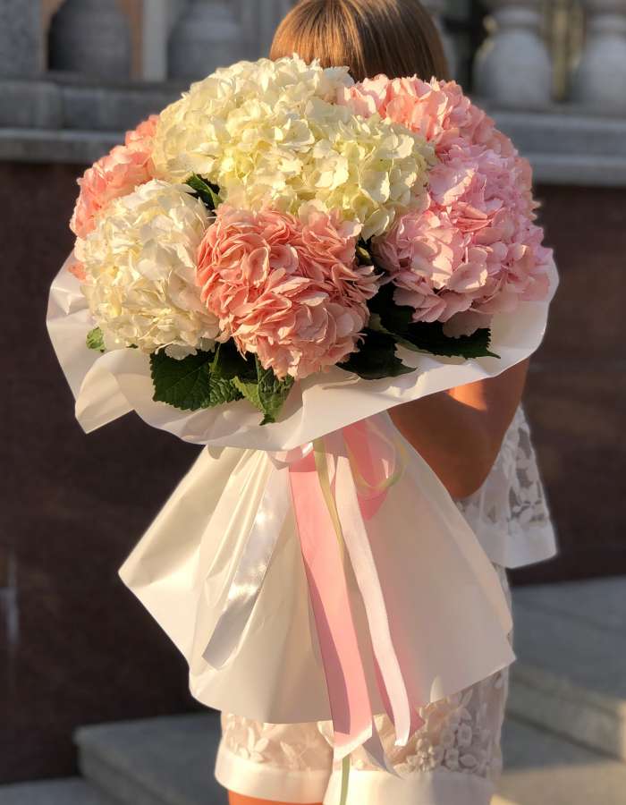 Букет из белых и розовых гортензий "Проникновенность"