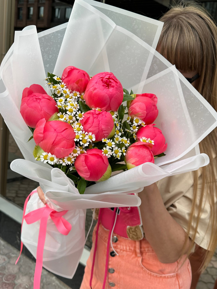 Букет из коралловых пионов и матрекарии "Летнее Сочетание"