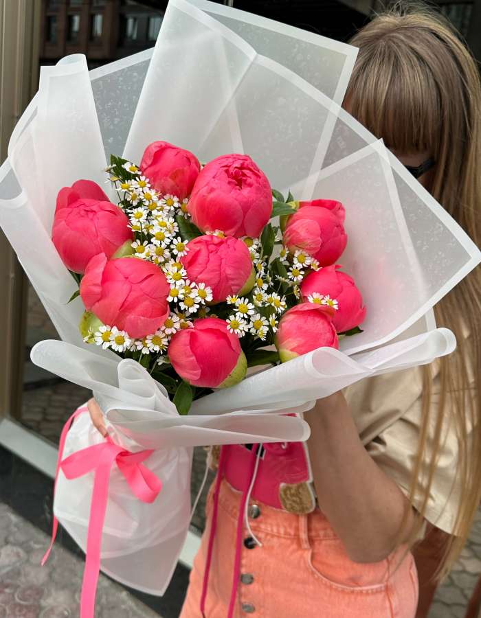 Букет из коралловых пионов и матрекарии "Летнее Сочетание"