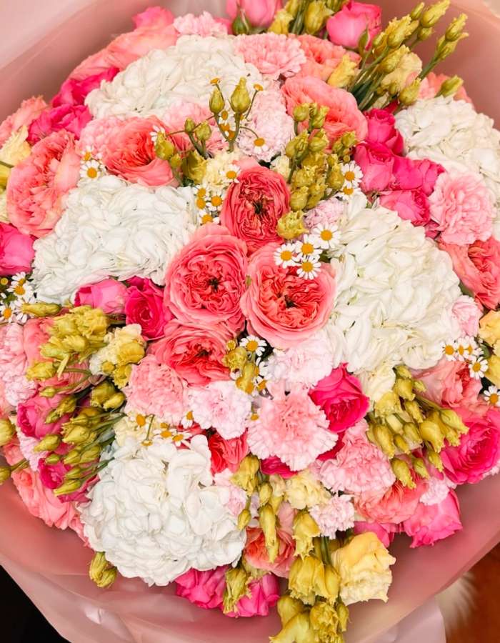 Букет из гортензии и пионовидных роз "Моей мечте"