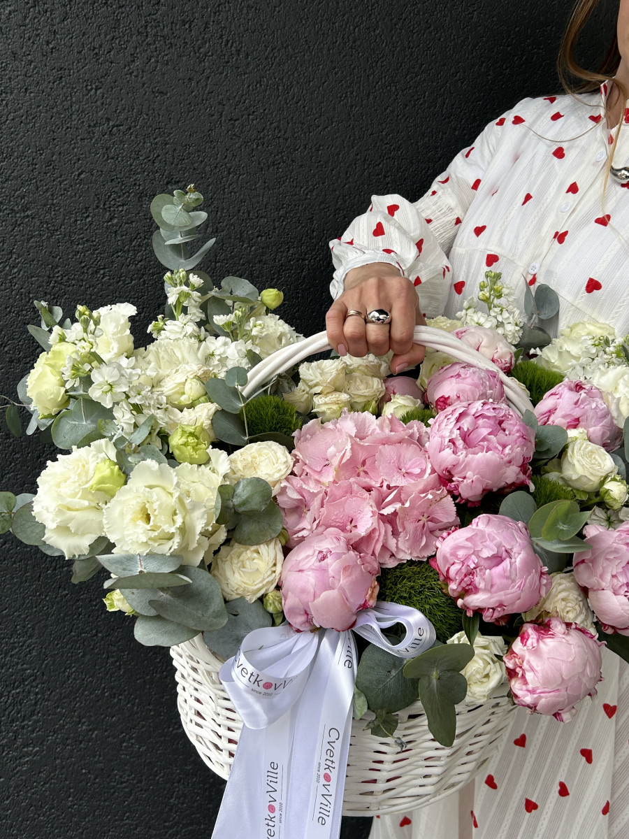 Корзина с розовыми пионами и эустомой "Дуэт"