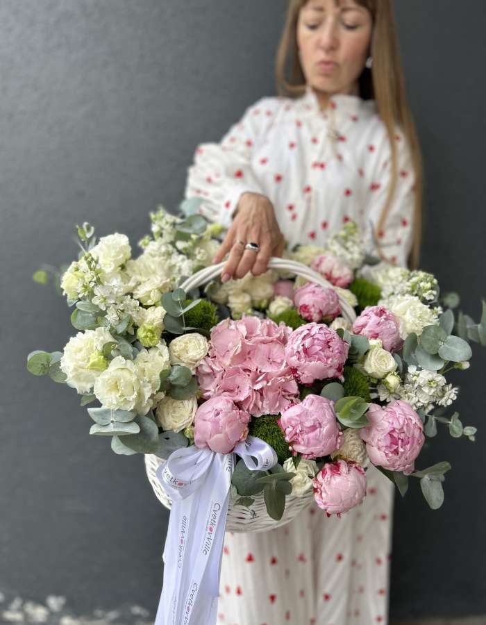 Корзина с розовыми пионами и эустомой "Дуэт"