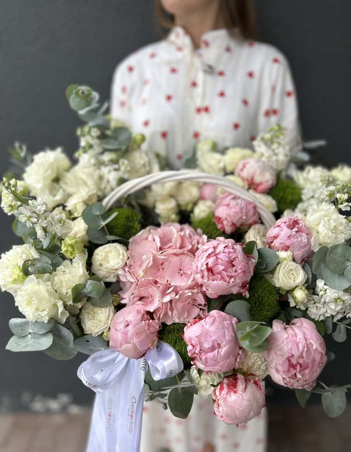 Корзина с розовыми пионами и эустомой "Дуэт"