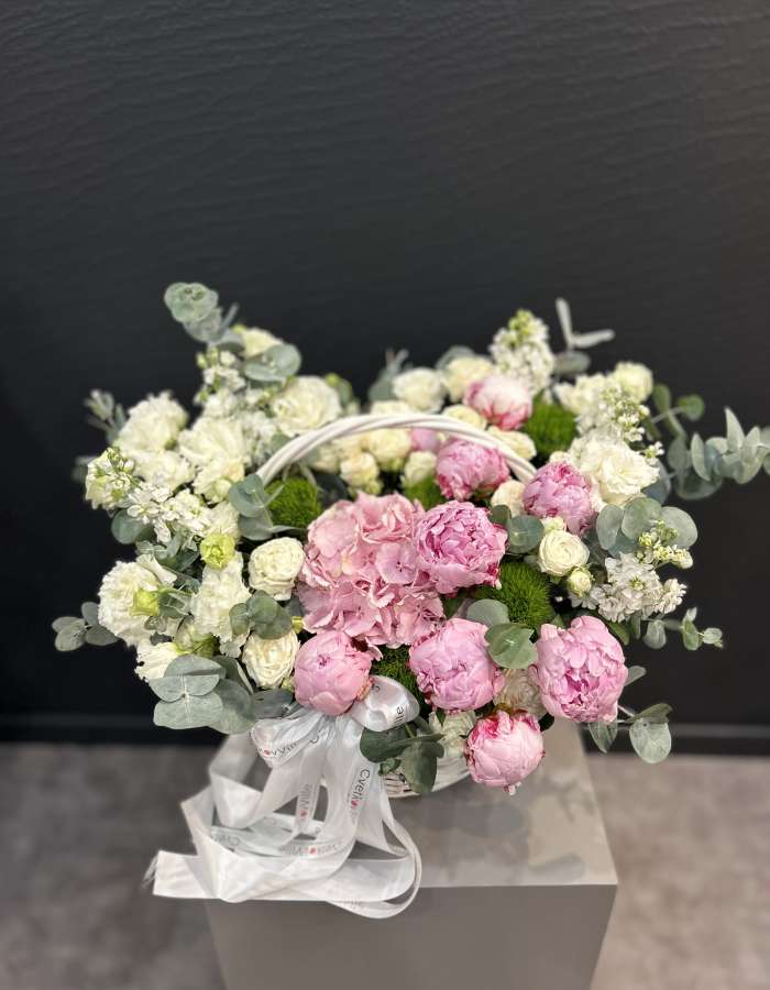 Корзина с розовыми пионами и эустомой "Дуэт"