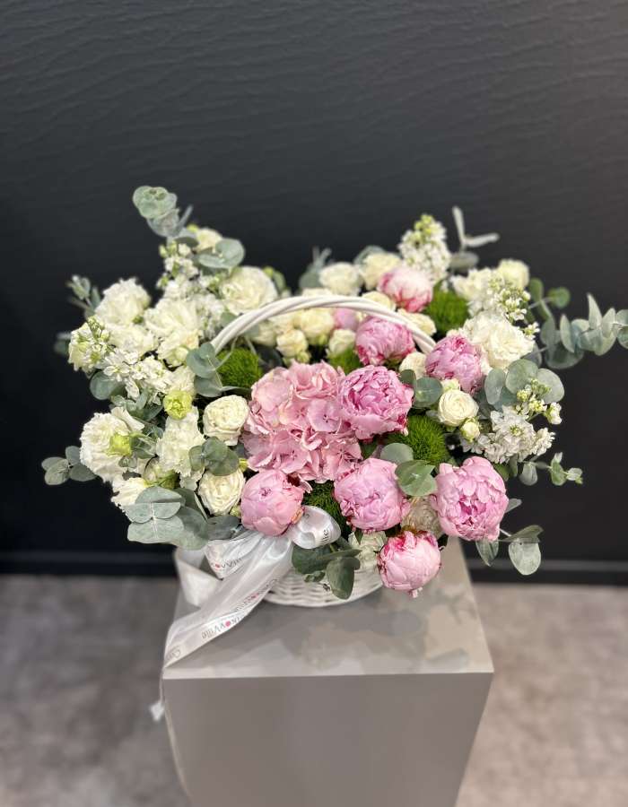 Корзина с розовыми пионами и эустомой "Дуэт"