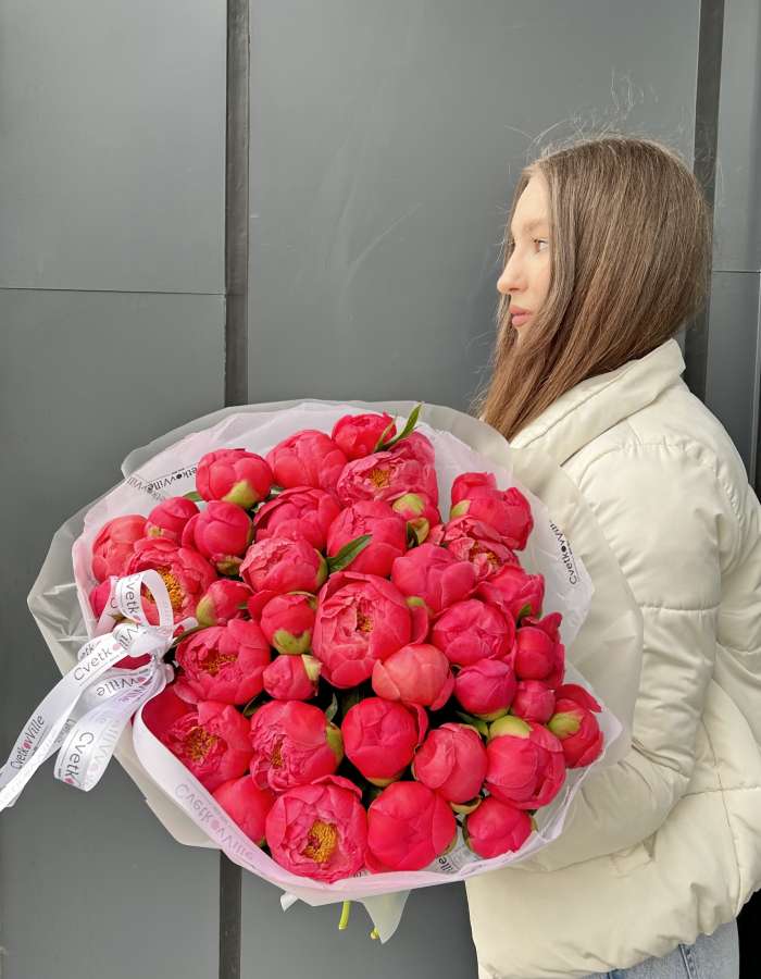 Букет из пионов сорта Корал Сансет "Королеве сердца"