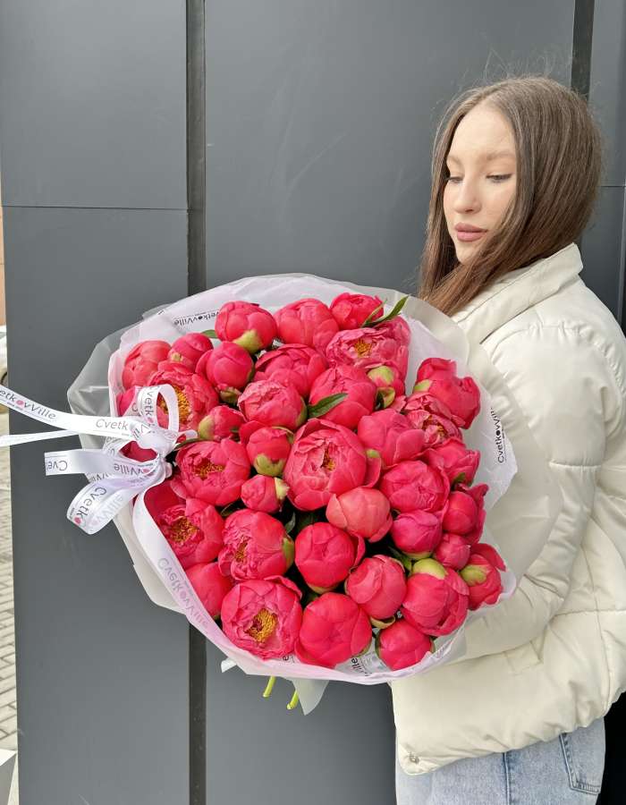 Букет из пионов сорта Корал Сансет "Королеве сердца"