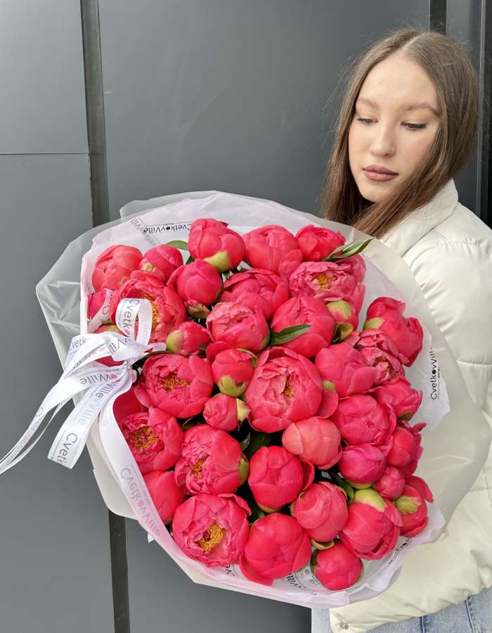 Букет из пионов сорта Корал Сансет "Королеве сердца"