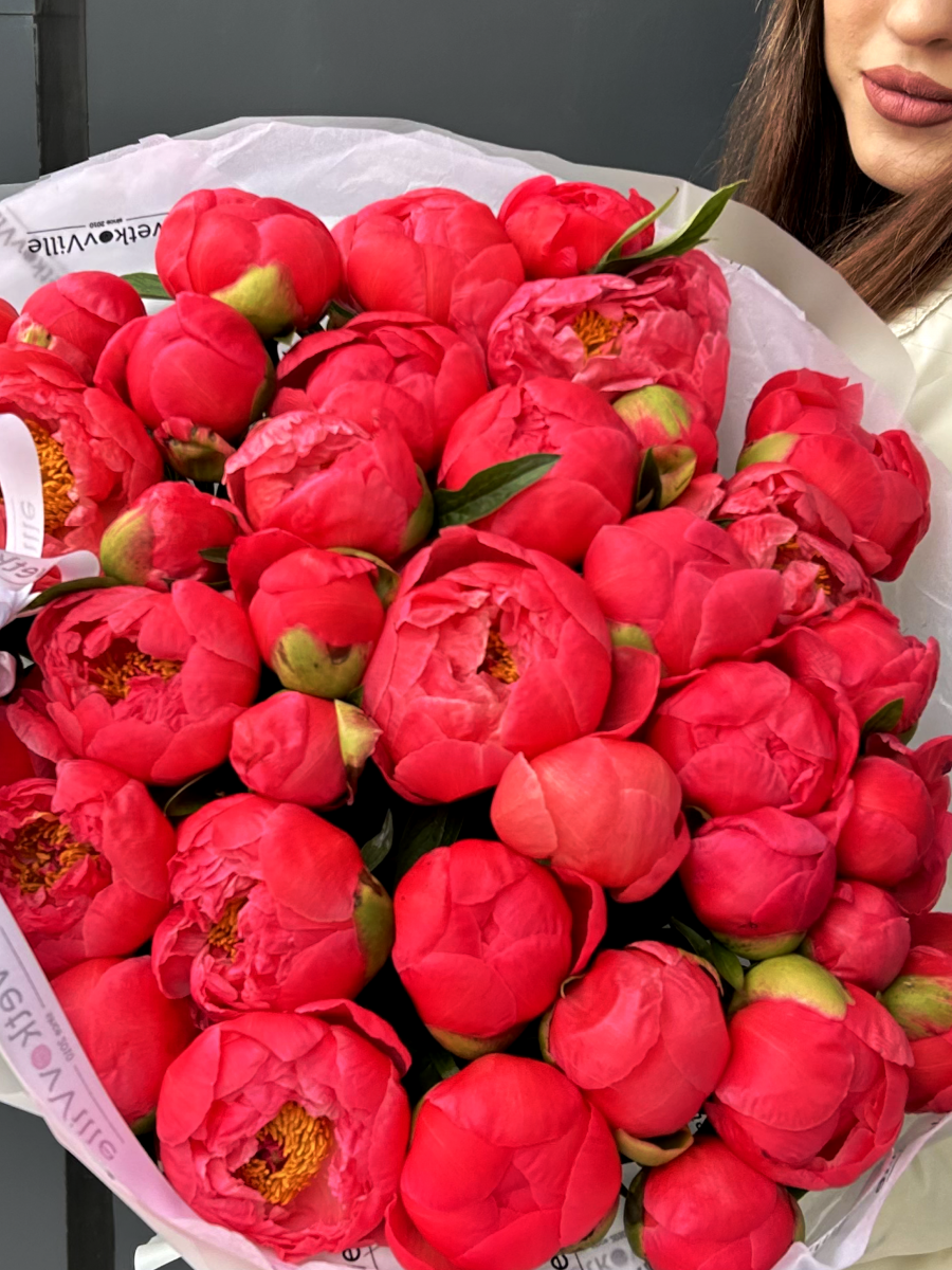 Букет из пионов сорта Корал Сансет "Королеве сердца"