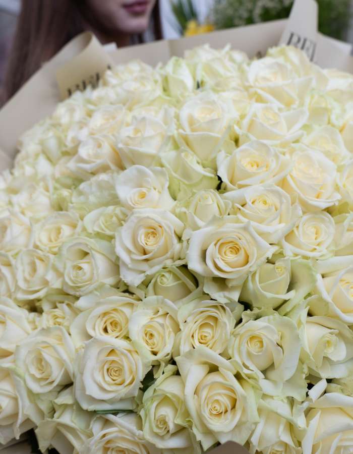 Букет из 101 высокой розы сорта Аваланж "Белоснежное Облако"