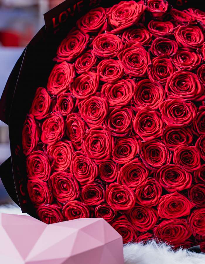 Букет из красных роз сорта Рэд Наоми(Red Naomi) "Ассоль"