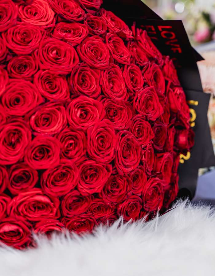 Букет из красных роз сорта Рэд Наоми(Red Naomi) "Ассоль"