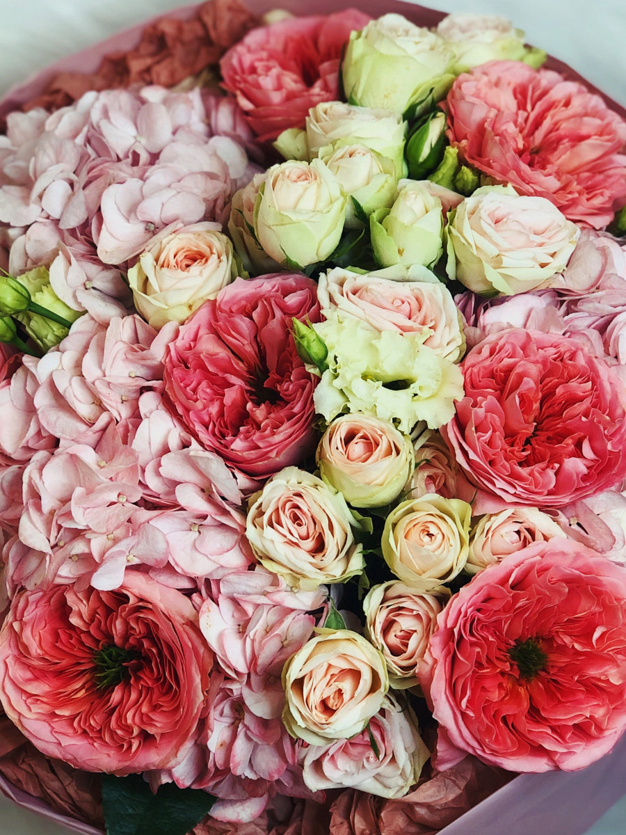 Букет из гортензий и пионовидных роз "Радость без границ"