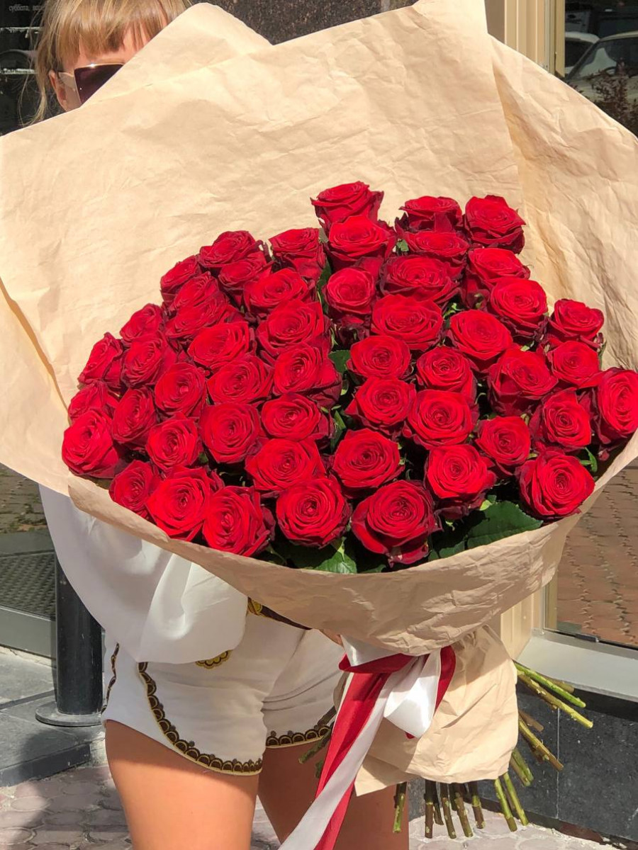 Букет из 51 красной высокой розы сорта Рэд Наоми(Red Naomi)