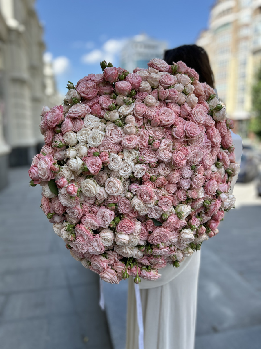 Букет из кустовых роз сорта Мадам Бомбастик "Сладкой булочке"