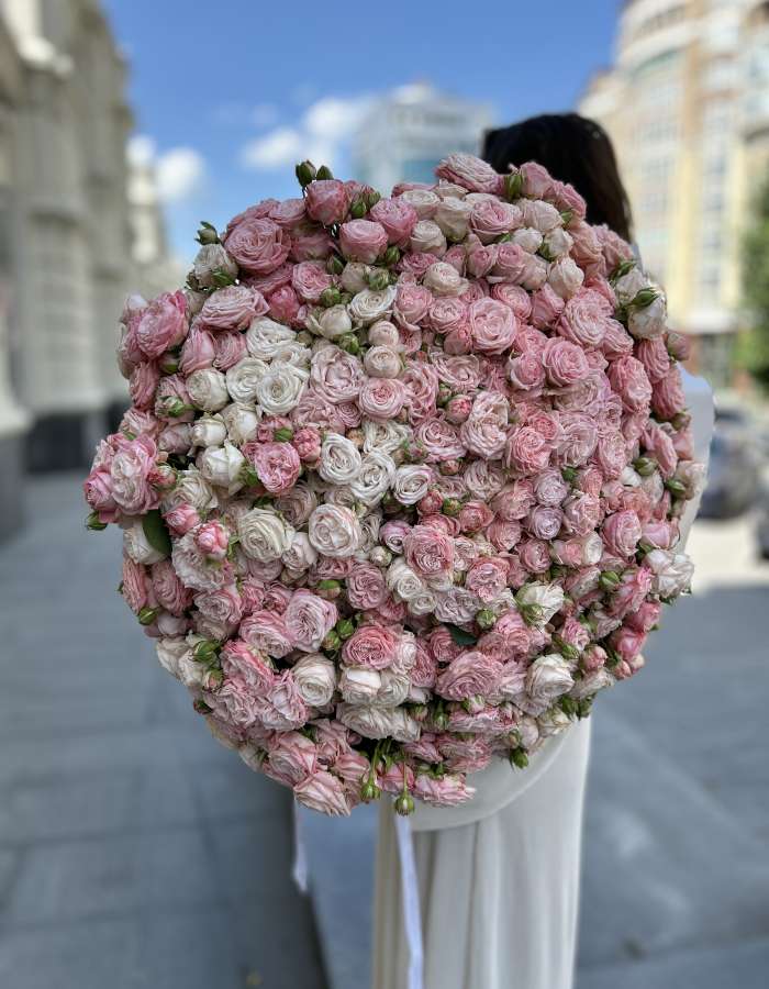 Букет из кустовых роз сорта Мадам Бомбастик "Сладкой булочке"