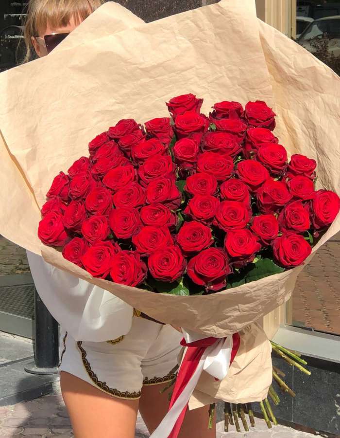 Букет из 51 красной высокой розы сорта Рэд Наоми(Red Naomi)