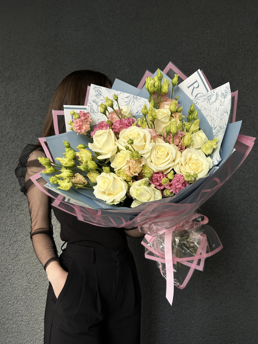 Букет из белых роз сорта Аваланж и эустомы "Вкус весны"