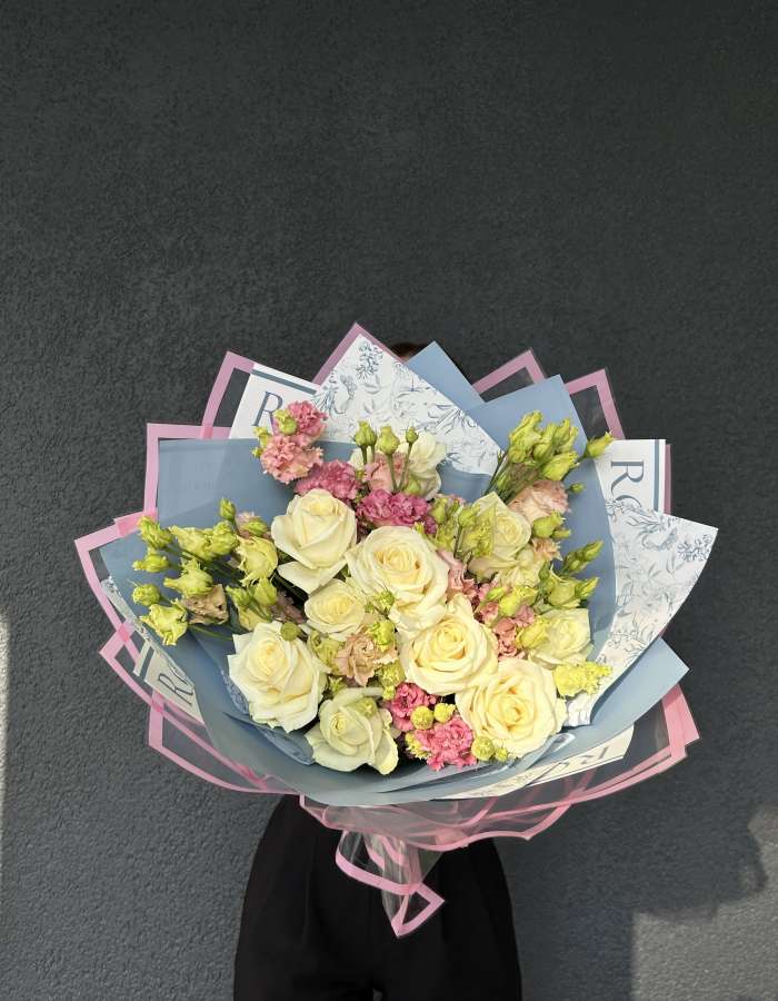 Букет из белых роз сорта Аваланж и эустомы "Вкус весны"