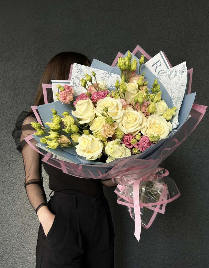 Букет из белых роз сорта Аваланж и эустомы "Вкус весны"