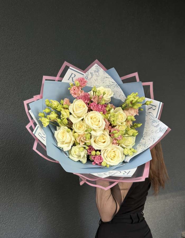 Букет из белых роз сорта Аваланж и эустомы "Вкус весны"