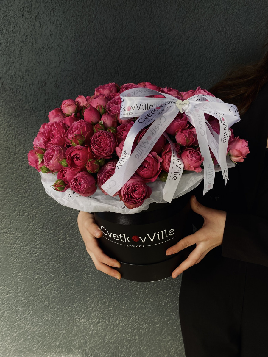 Коробка с кустовыми пионовидными розами "Леди в черном"