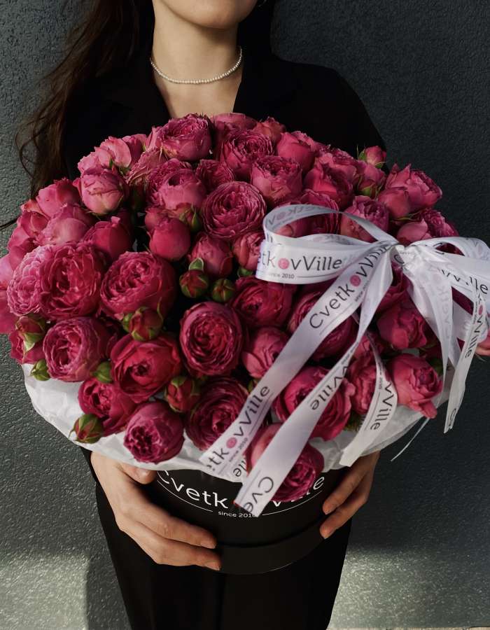 Коробка с кустовыми пионовидными розами "Леди в черном"