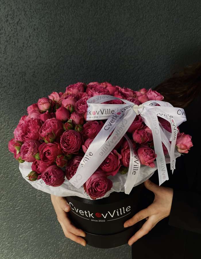 Коробка с кустовыми пионовидными розами "Леди в черном"