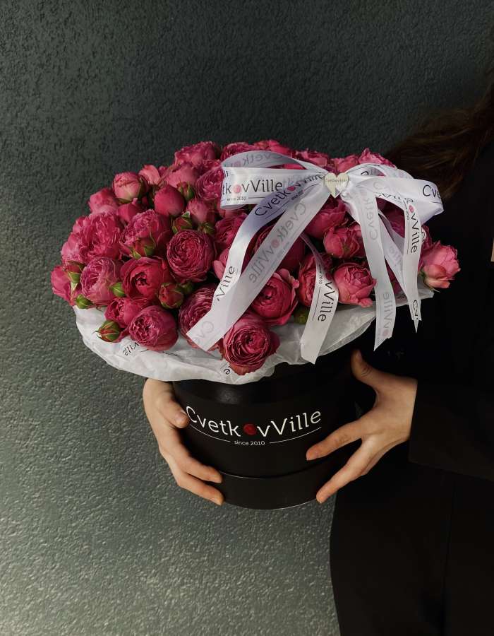 Коробка с кустовыми пионовидными розами "Леди в черном"