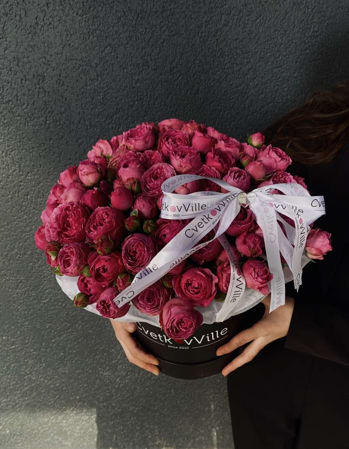 Коробка с кустовыми пионовидными розами "Леди в черном"