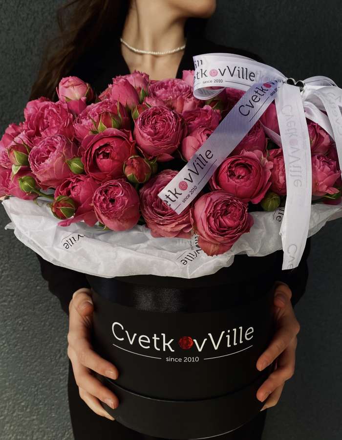 Коробка с кустовыми пионовидными розами "Леди в черном"