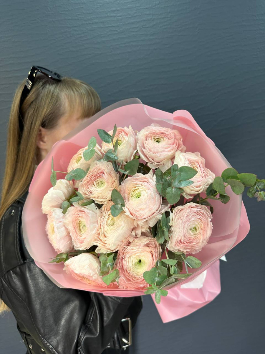 Букет из ранункулюсов и эвкалипта "Нежный поцелуй"