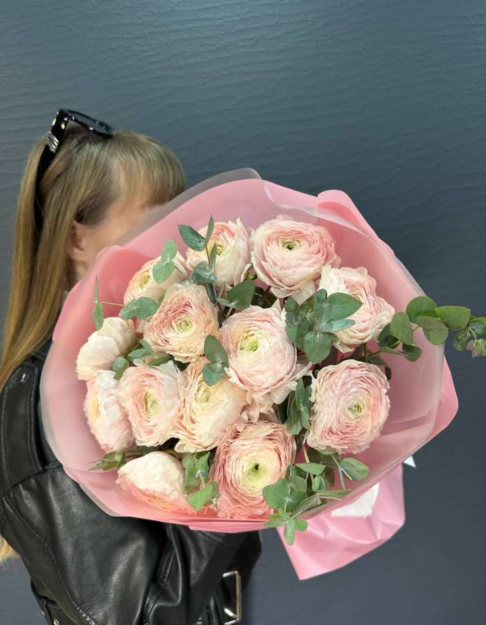 Букет из ранункулюсов и эвкалипта "Нежный поцелуй"