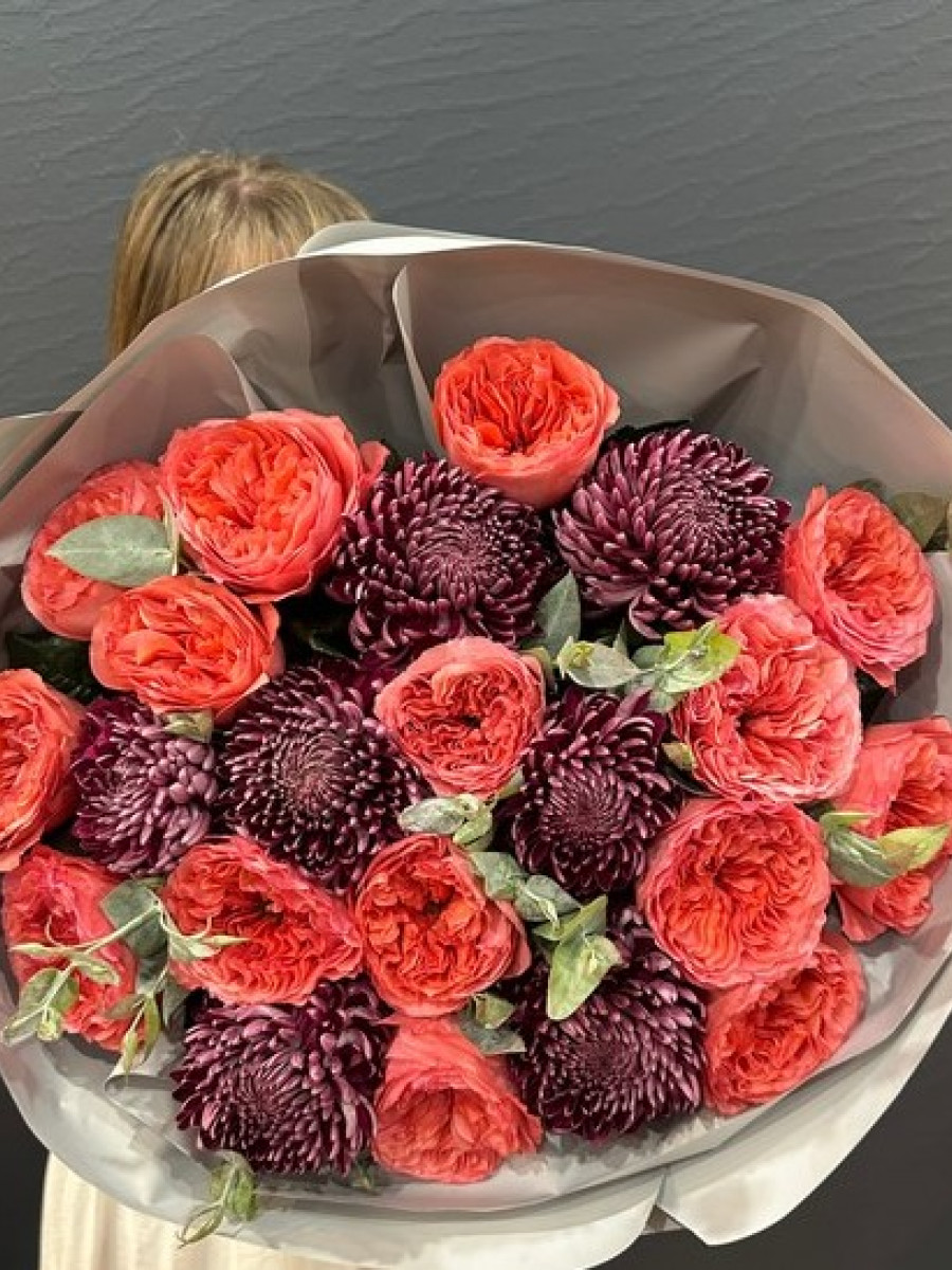 Букет из роз и хризантем сорта Бигуди "Бархатный Вальс"