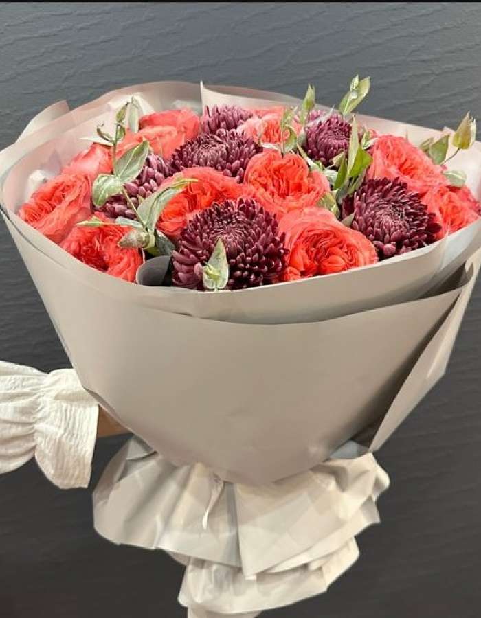 Букет из роз и хризантем сорта Бигуди "Бархатный Вальс"